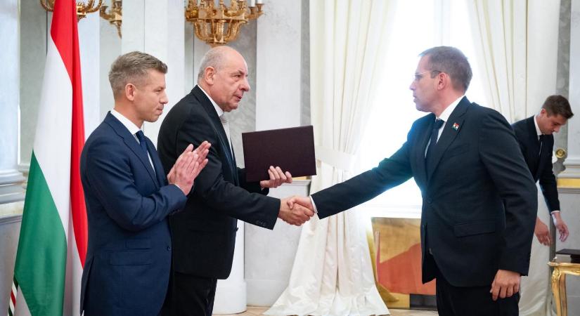 Sulyok Tamás csak azért is kitette a gratulációjáról készített közös fotóit a Tisza-kormány mind a 16 miniszterével