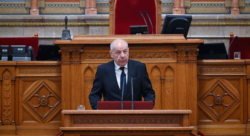 Most szűnik meg a köztársasági elnök intézménye az eddig megszokott formában