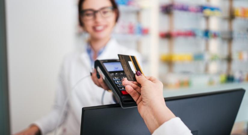 Titkolják a gyógyszerészek: ezzel a mondattal súlyos tízezreket spórolhatsz a patikában