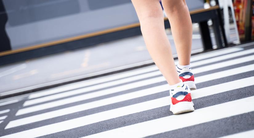 Súlyos büntetés lesz a vége, ha így mész át a zebrán – Jön a szigorítás a mobilozókkal szemben