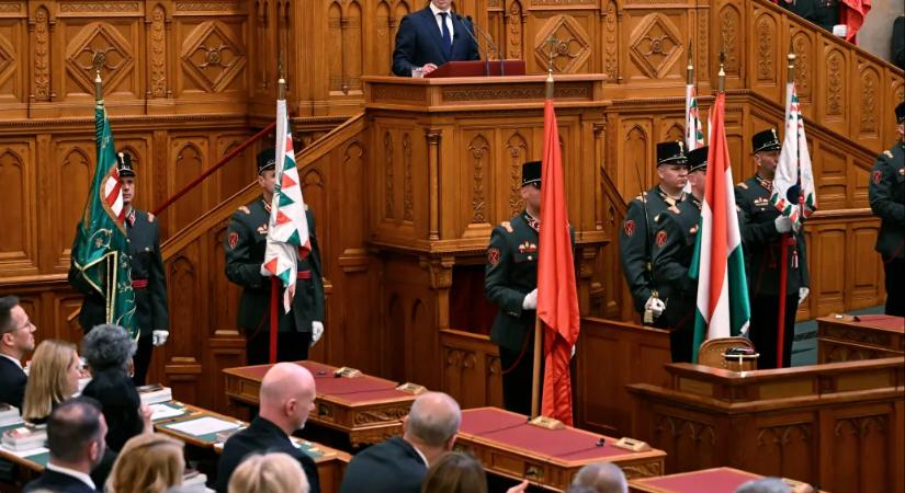 Havi 4-5 millió forintról mondhat le Magyar Péter, de ez csak a jéghegy csúcsa
