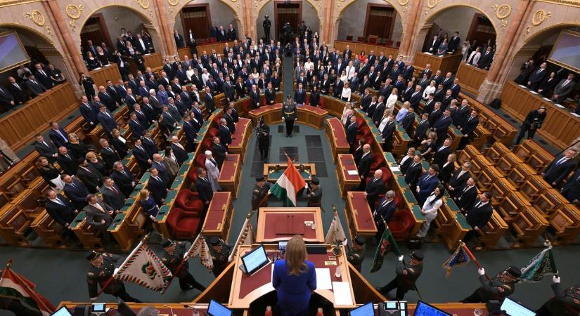 Megalakult a kormány, éjszakai minisztériumtúrát tartott Magyar – itt a HVG hírpodcastja