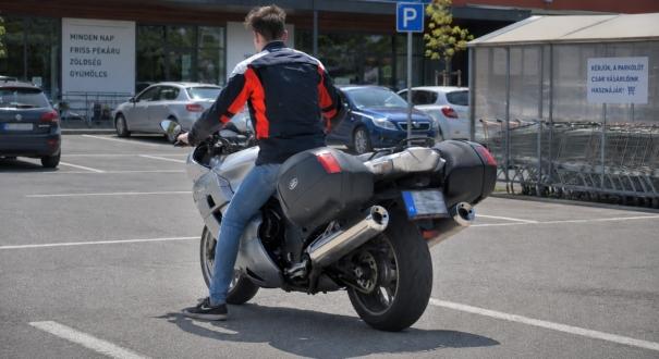 A jogász válaszol: „52 000 forintra büntettek, mert sisak nélkül toltam a motort…”