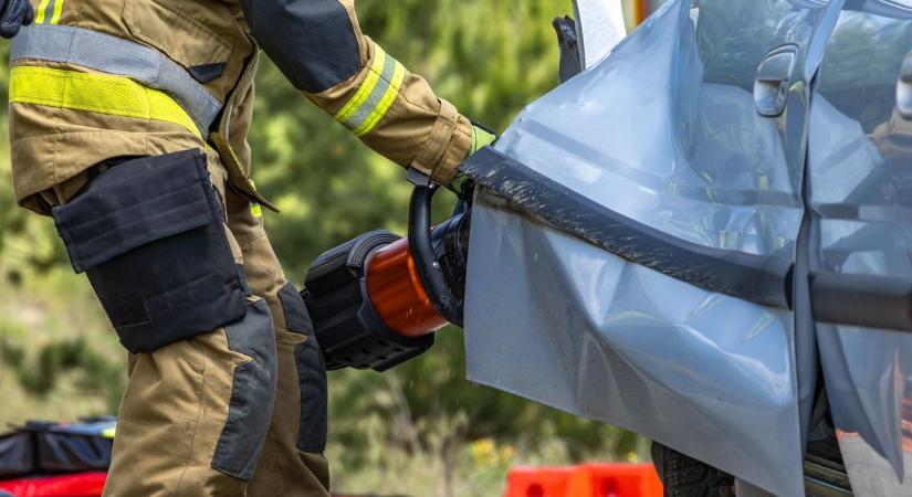 Karambol a 32-es főúton, az utasokat a tűzoltóknak kellett kimentenie az autóból