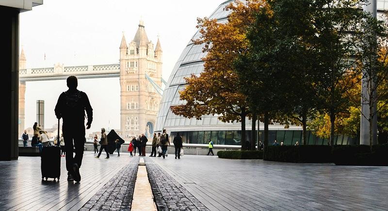 Megszűnőben a brit politika hagyományos kétosztatúsága