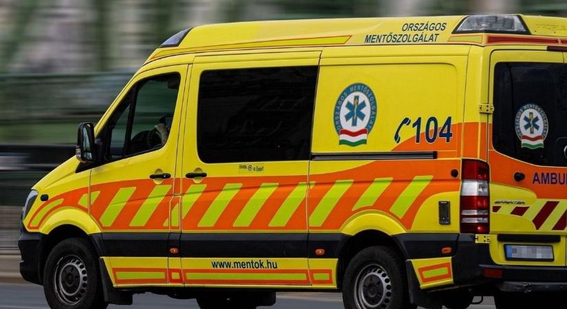 Felborult egy kamion az M5-ösön, mentő is érkezett a helyszínre