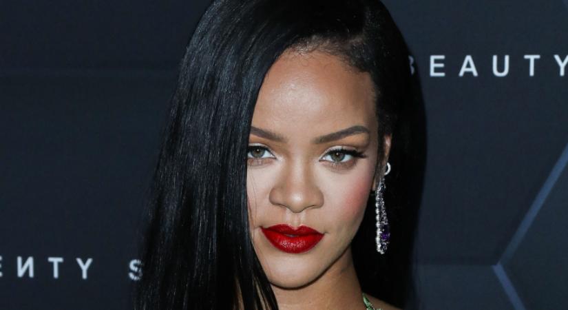 Felforrósodott a levegő is: Rihanna legújabb sajátmárkás fehérneműiben pózolt