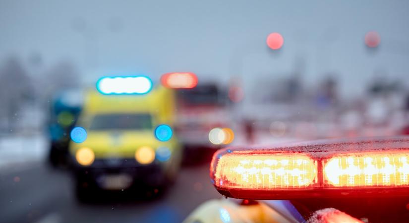 Teljes zár az M5-ösön, kamion borult fel Újhartyánnál
