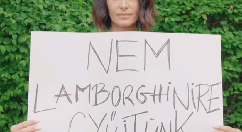 Görög Zita egy vécékefébe énekelve, az NKA-botrányra, Tóth Gabira és Balásy Gyulára utalgatva gyűjt pénzt hátrányos helyzetű gyerekeknek