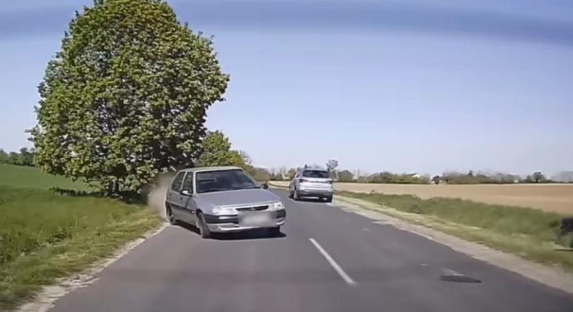 Kockázatos előzést próbált az autós, megforgás lett belőle – videó