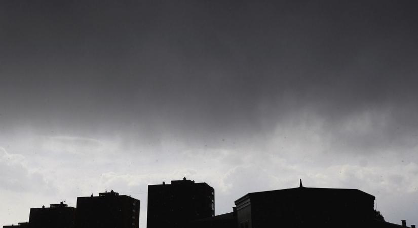 Szerdán egy fokkal nyugodtabb időnk lesz, de hétvégére ne tervezzünk kinti programot