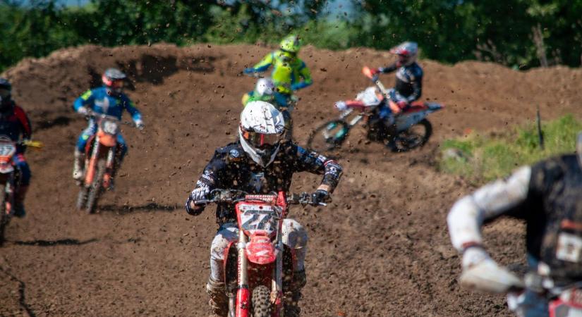 Felbőgtek a motorok: őrületes hétvégét hozott a csikóstőttősi ob (galéria)