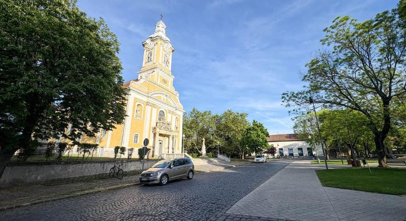 Generációk éneklik a dalt: itt áll Abony két ikonikus tornya – galériával