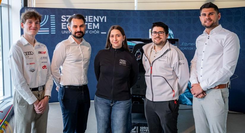 A motorsport élvonala Győrben – Az Audi Forma–1-es bemutatóautóját láthatták az érdeklődők a Széchenyi István Egyetemen