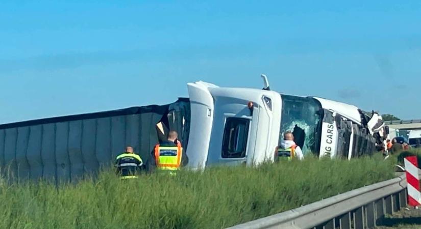 Brutális baleset az M5-ösön - felborult kamion keresztben az úton, teljes útzár, óriási torlódás - megjöttek a helyszíni fotók