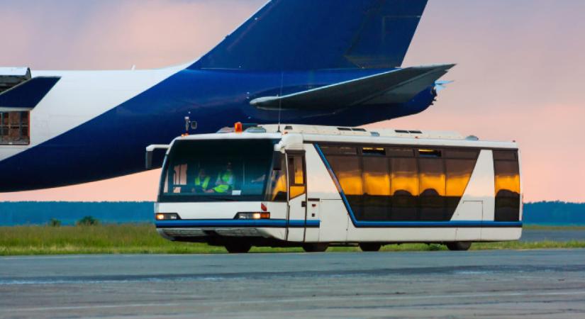A nagy rejtély: Miért kell buszozni a repülőgépig, ha ott áll az orrunk előtt?