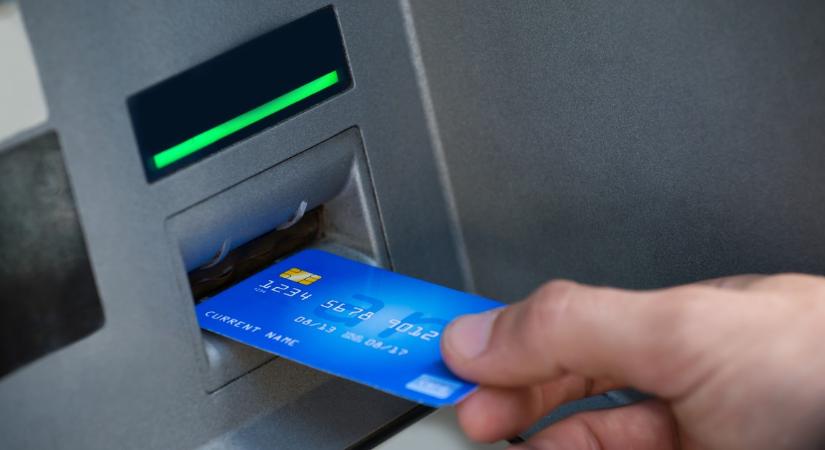 Kínos pillanatok a pénztárnál? Súlyos leállásokra figyelmeztet a nagy magyar bank