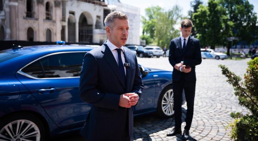 Ilyen autóval jár miniszterelnökként Magyar Péter