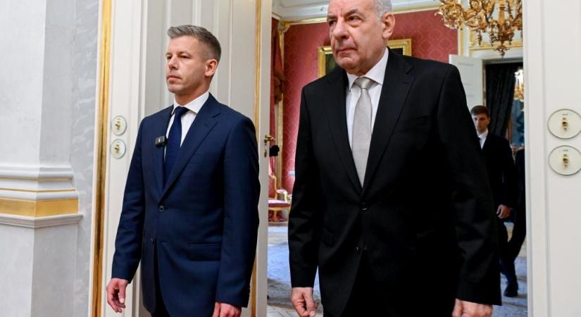 Sulyok Tamás megkerülte a kellemetlen helyzetet, így lettek közös fotói a miniszterekkel