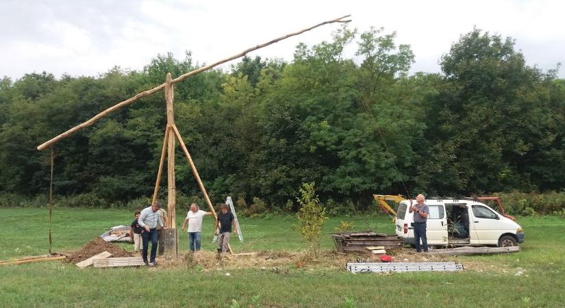 Egyre szebb lesz Nagyszékely jelképe, a gémeskút