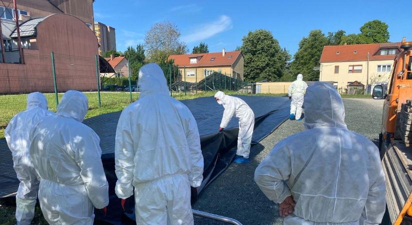 Elkezdték lefóliázni az azbeszttel szennyezett egerszegi parkolót