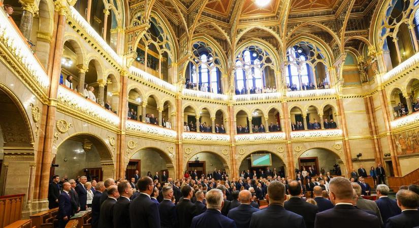 Éjfélkor elköszönünk az Orbán-kormány egyik fő fegyverétől – a káoszt elkerülendő lépnek hatályba új törvények csütörtökön