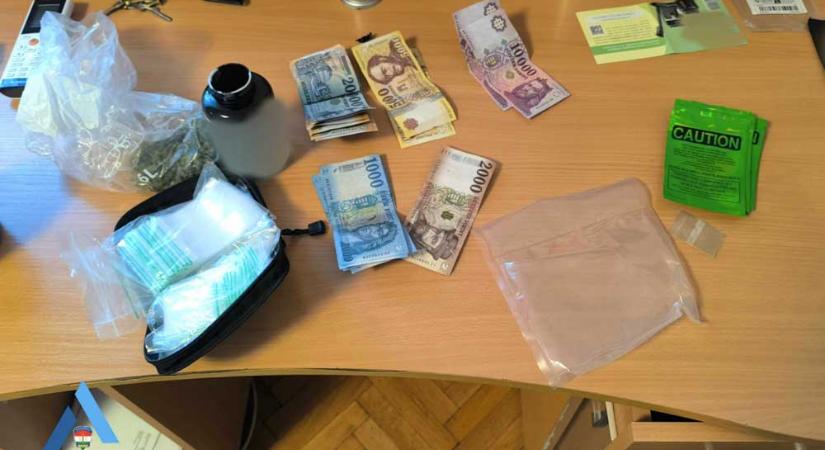 Rajtaütés a kőbányai díleren, drogot és rengeteg e-cigit találtak a rendőrök