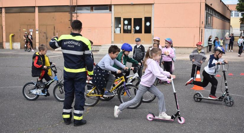 A rendőr mint segítő – sikeres a KEVE program Pápán (galéria)