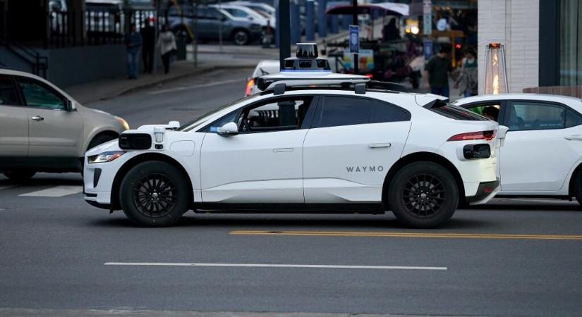 Nem észlelte a problémát és egy áradó patakba hajtott egy robotaxi