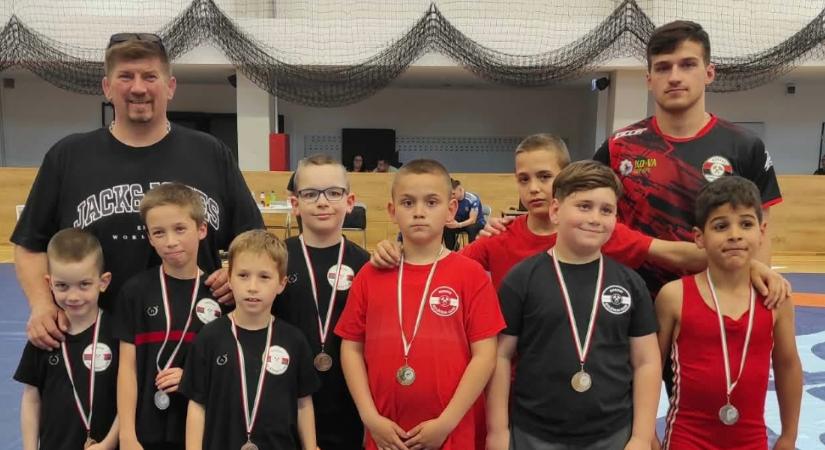 Érmekkel tértek haza a dorogi birkózók Dunakesziről és Németországból