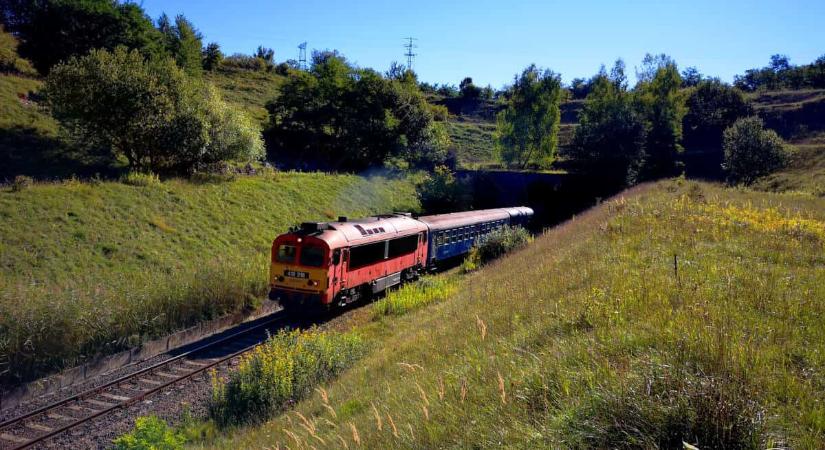 Kötött pályán Győr és Veszprém között – Hazánk egyik legszebb vasútvonala fut a Bakonyban