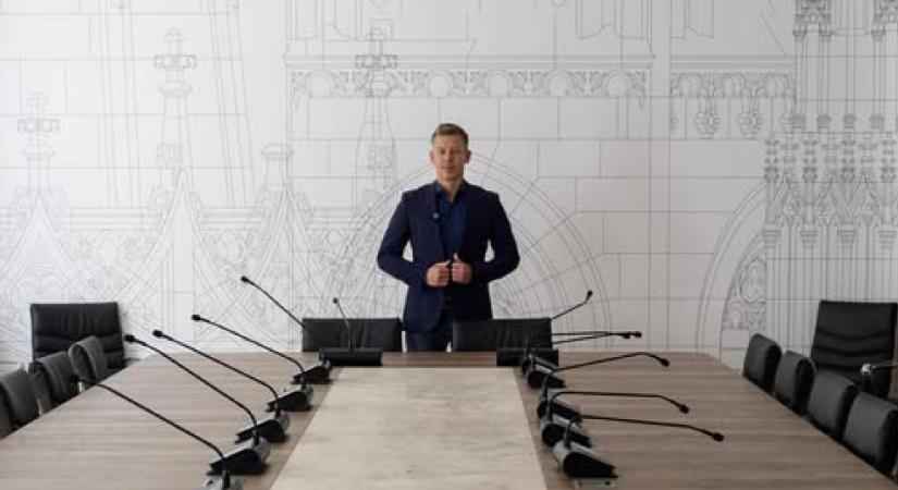 Lázár János minisztériumába költözik be Magyar Péter