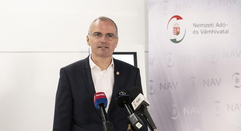 Orbán Viktorral együtt a NAV elnöke is távozik