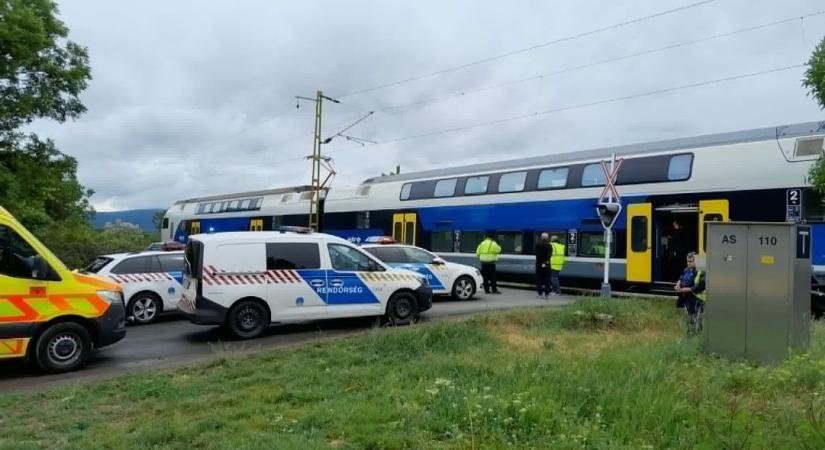 Vonatbalesetnél szállt le a miskolci mentőhelikopter, 20 éves sofőr kocsiját tarolta le az Intercity – videóval