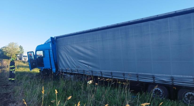 Súlyos kamionbalesethez rohantak a hatvani tűzoltók: két embert kellett kiemelni a roncsból