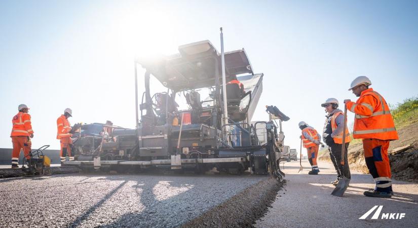 M1-es autópálya bővítése: Aszfaltozás kezdődik Nagyegyházánál