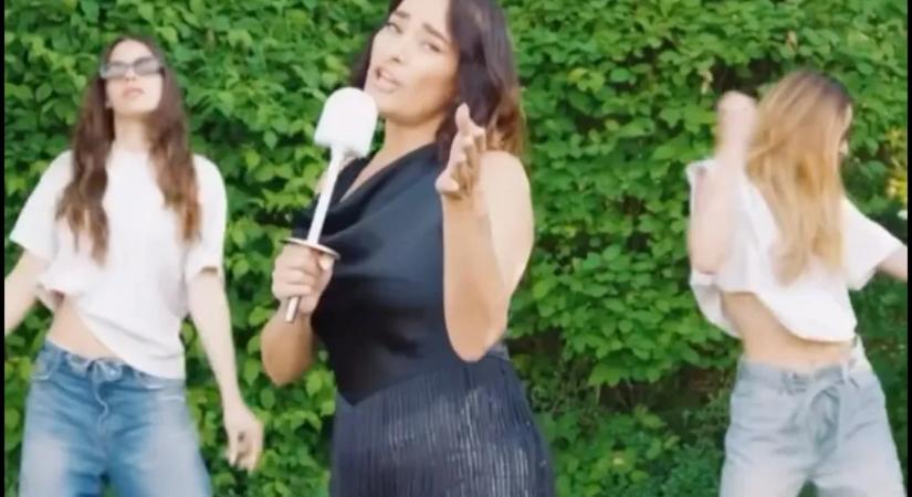 Görög Zita vécékefébe énekelve jelentette be új adománygyűjtő kampányát hátrányos helyzetű gyerekeknek