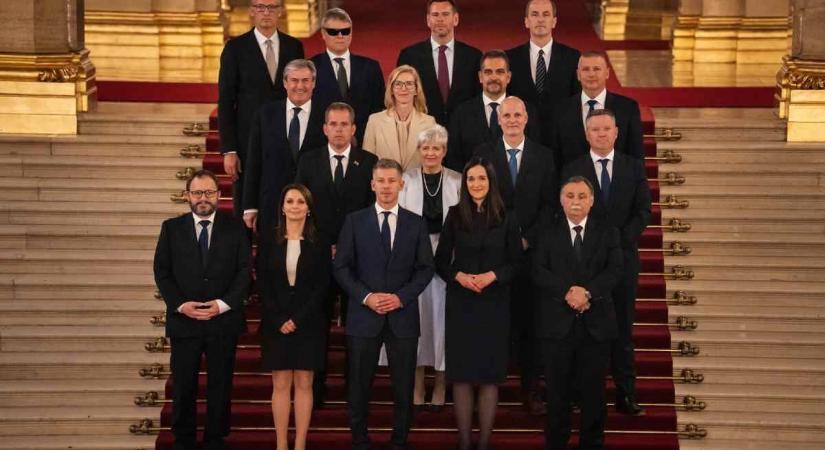 Indul az első kormányülés, Magyar Péter nem költözik be a Orbán „luxuskolostorába”