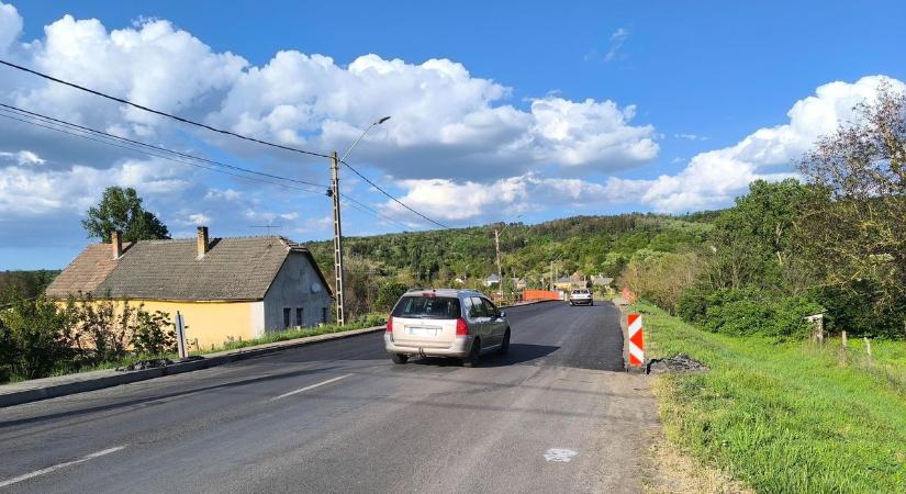 Hatszáz tonna aszfaltot használtak fel a 65-ös út felújításához