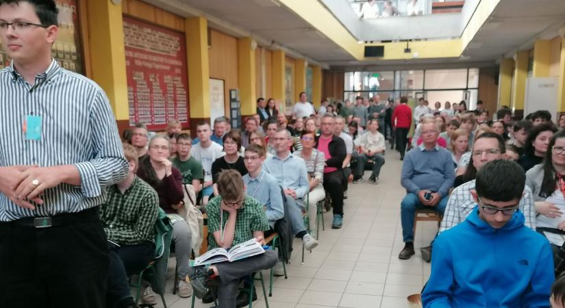 Látványos kémiai kísérletek után szabadulószoba is várta a diákokat a szolnoki versenyen