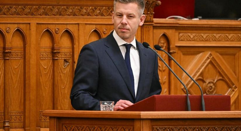 Változik a kormányfői fizetés, Magyar Péter milliókról mond le