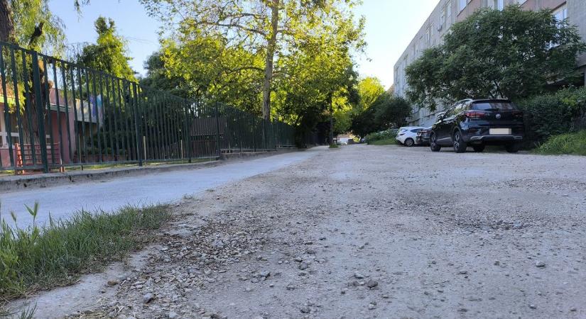 Aszfaltot kaphat a fontos kis utca Tatán, mondjuk mikor készülhet el