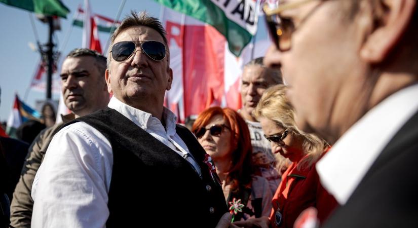 Bayer Zsolt mostantól szép hosszú cikkeket ígér, mindenféle durvaság nélkül