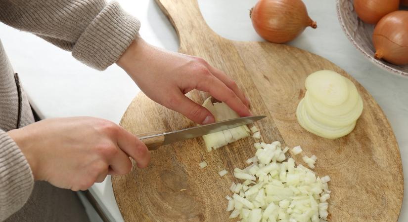 Két ötletes trükk, hogy soha többé ne sírjunk hagymavágás közben: élvezzük az elkészítést irritáció nélkül