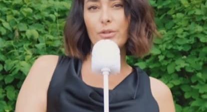 Görög Zita vécékefébe énekelve üzent Lázárnak, Balásynak és Tóth Gabinak