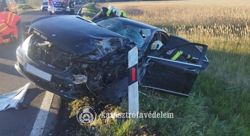 Kamion és személyautó ütközött Jászfényszarunál, két embert a tűzoltók emeltek ki a roncsból