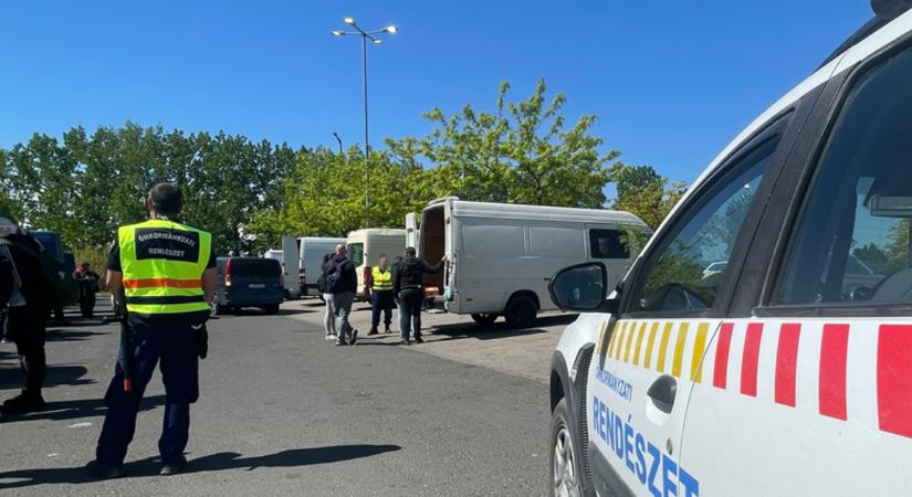 Több mint 2,6 tonnányi gyümölcsöt foglaltak le egy soroksári parkolóban