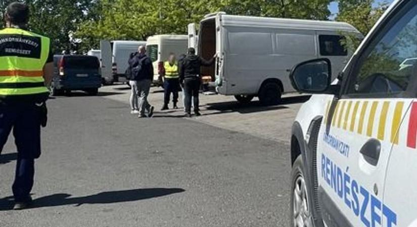 Lebuktak az illegális árusok: több tonna penészes gyümölcsöt kellett megsemmisíteni