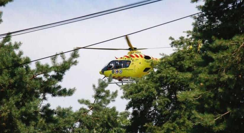 Autójukban omlott össze egy nő keringése, mentőhelikopter is érkezett a helyszínre