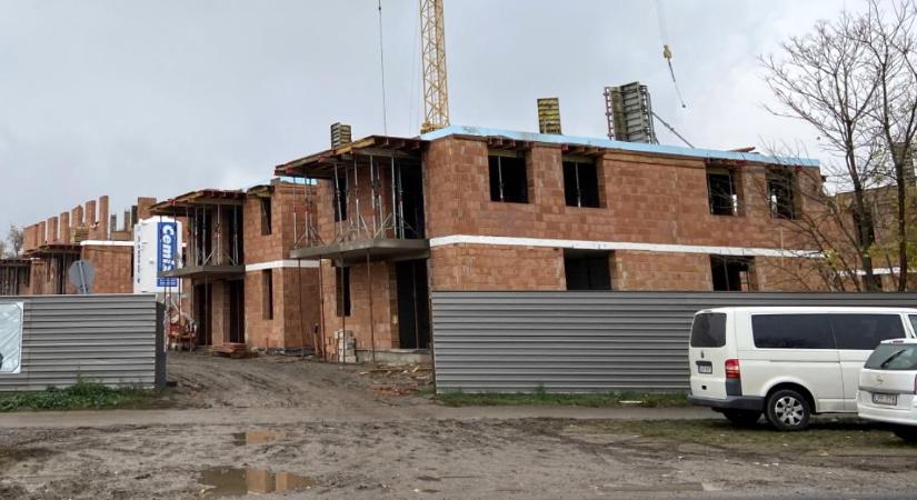 Új lakóparkok, faluvégi földutak, hoppon maradt tulajdonosok Debrecenben